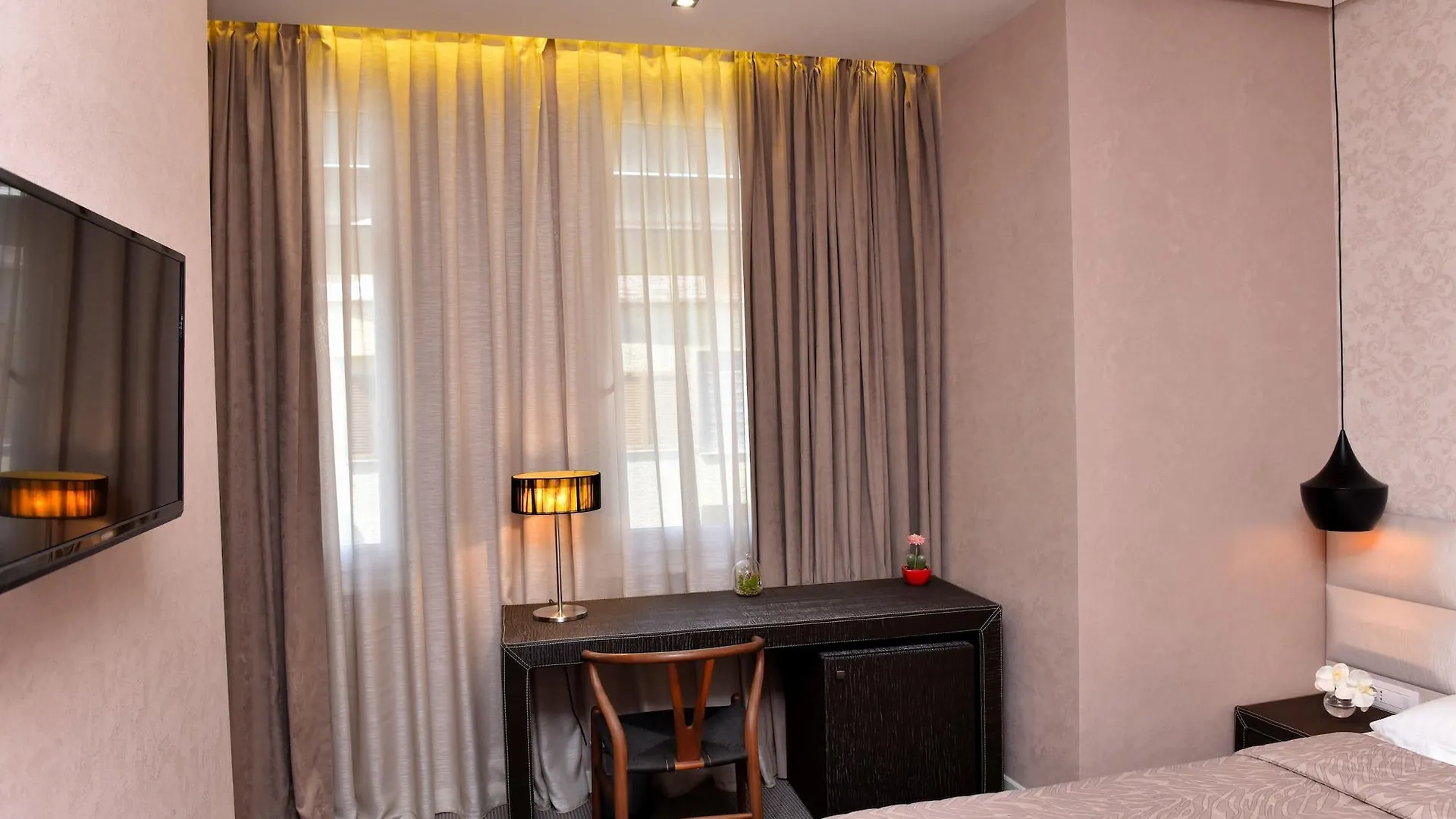La Boheme Hotel Tiran