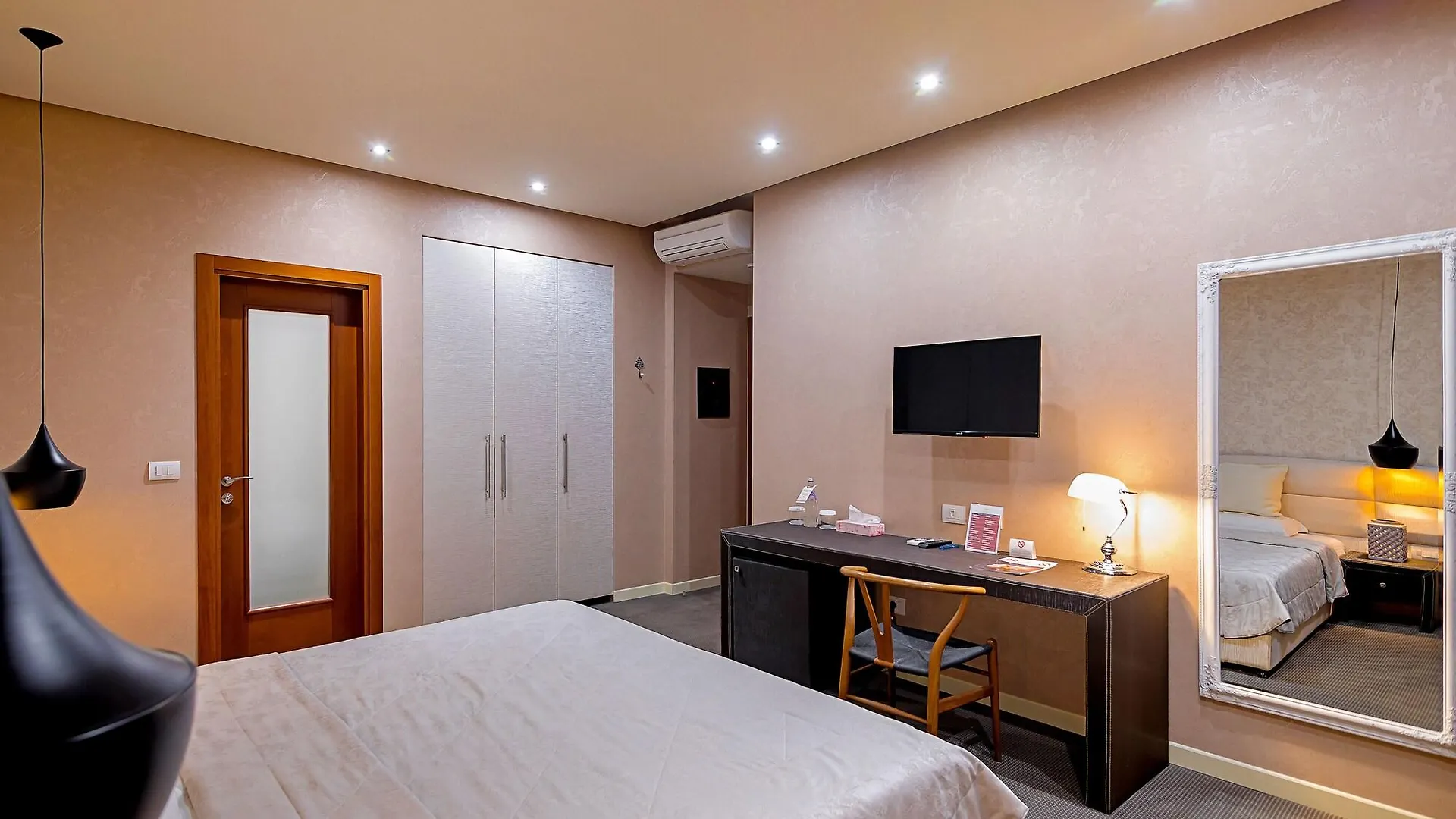 La Boheme Hotel Tiran