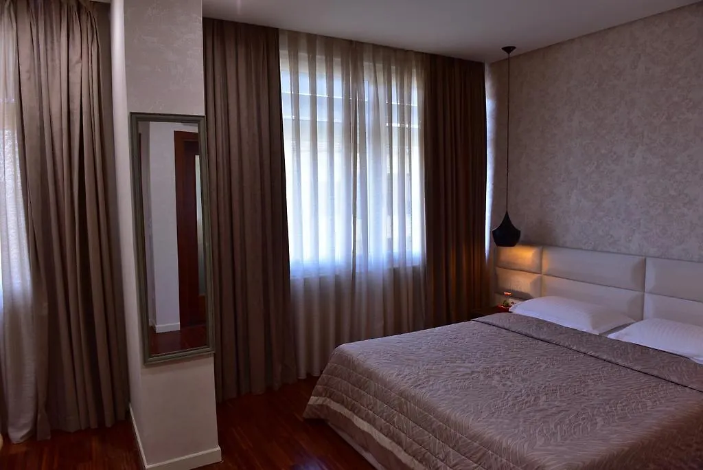 La Boheme Hotel Tiran