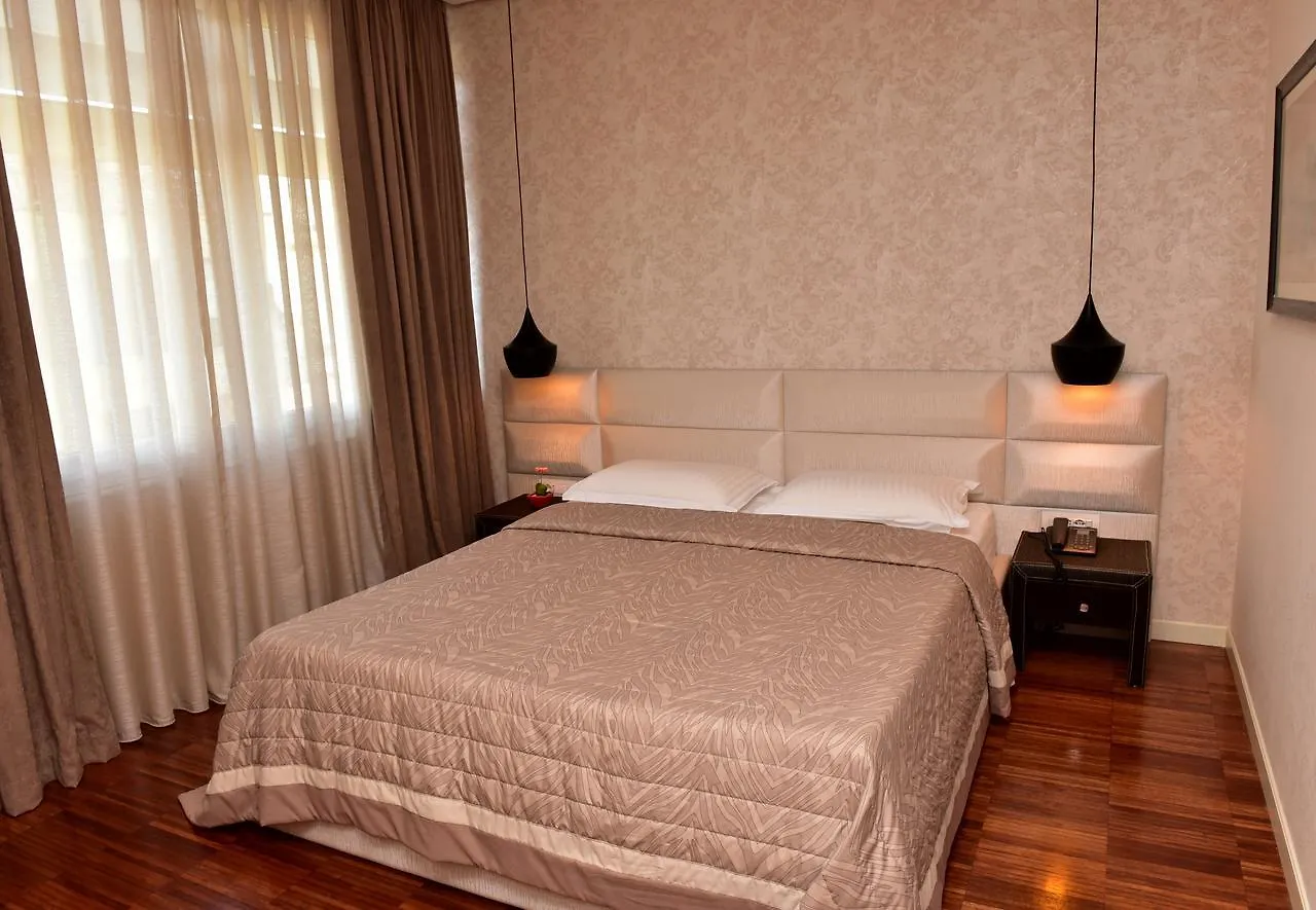 La Boheme Hotel Tiran